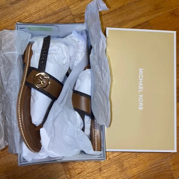 Size 7 Michael Kors Carmen thong sandal - Picture 1 of 6